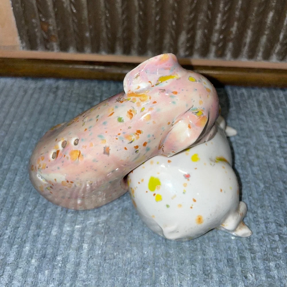 Vintage Nesting Farmhouse Speckled Resting Pigs Ceramic‎ Salt & Pepper Shakers